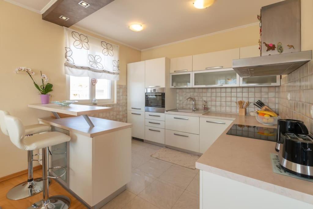 Sea View- Spacious Apartment With Shared Pool Split Kültér fotó