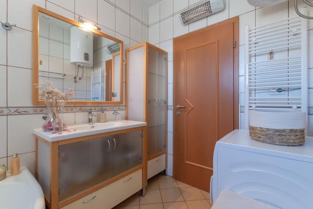 Sea View- Spacious Apartment With Shared Pool Split Kültér fotó
