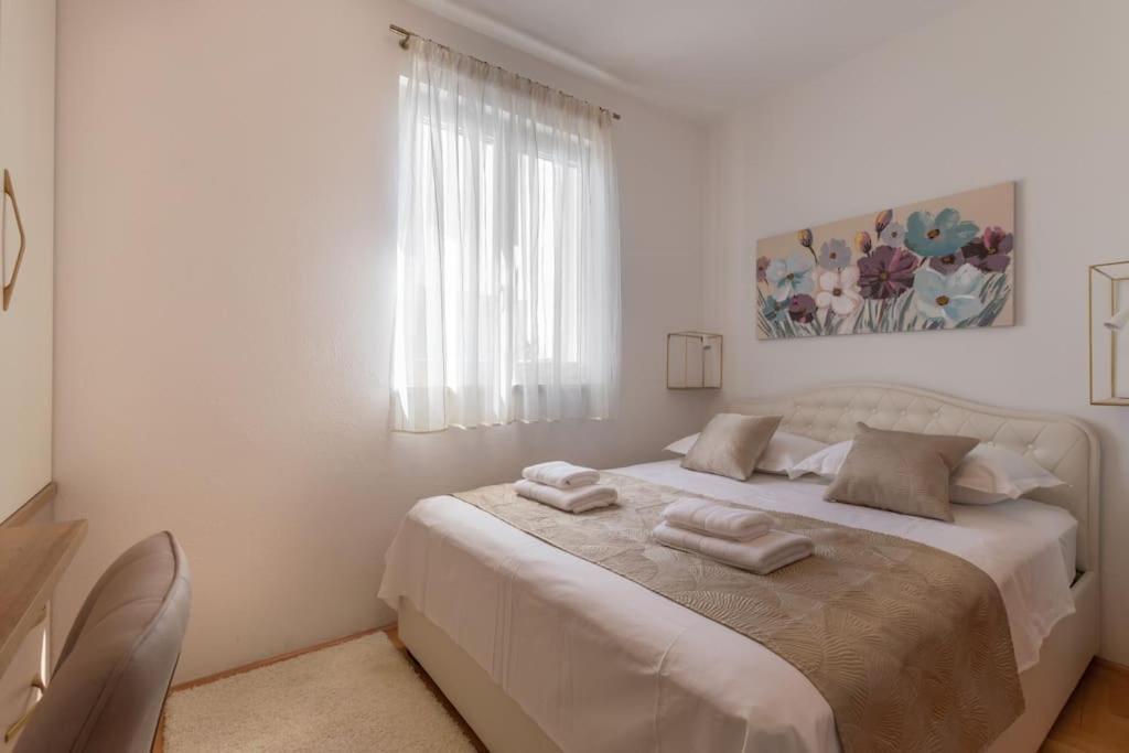 Sea View- Spacious Apartment With Shared Pool Split Kültér fotó