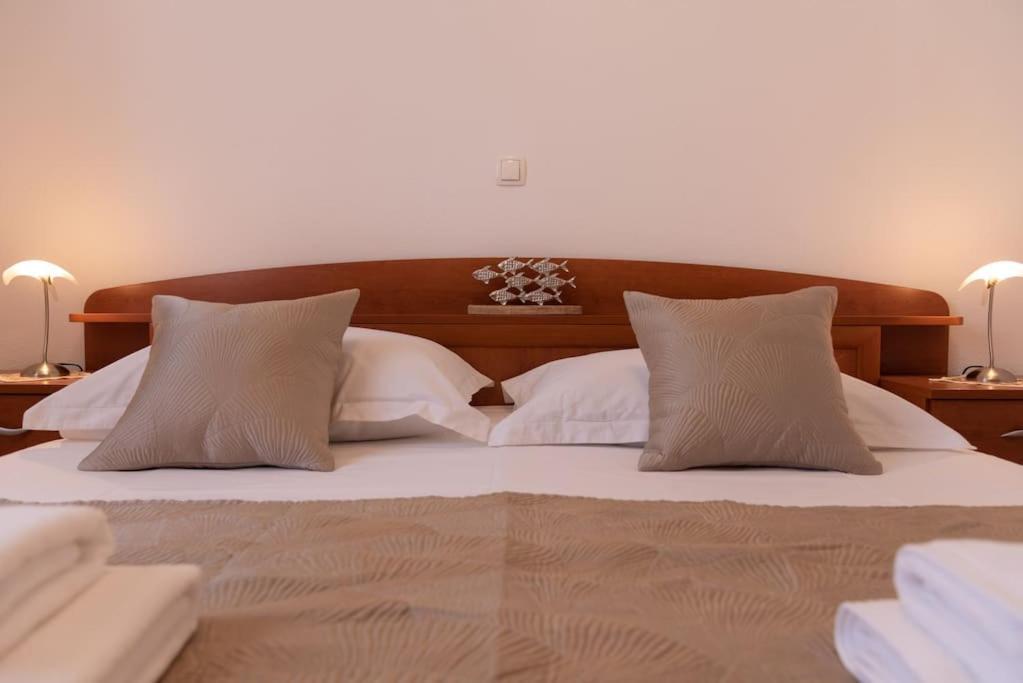Sea View- Spacious Apartment With Shared Pool Split Kültér fotó
