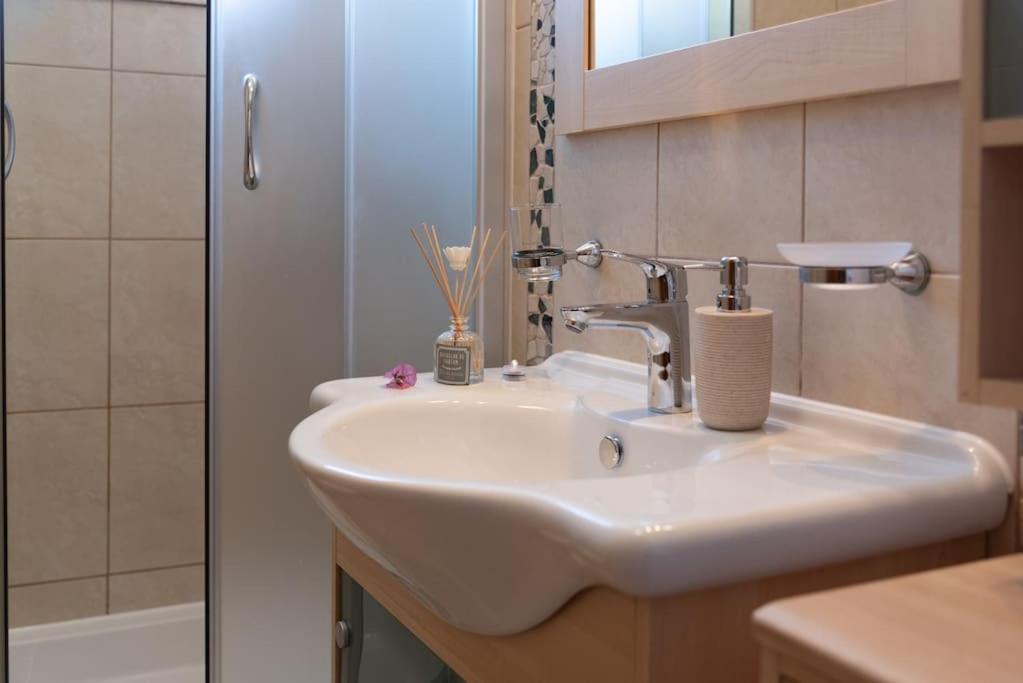 Sea View- Spacious Apartment With Shared Pool Split Kültér fotó