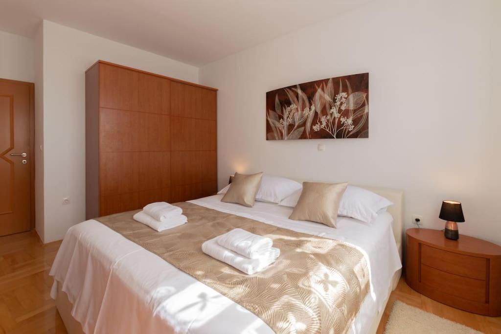 Sea View- Spacious Apartment With Shared Pool Split Kültér fotó